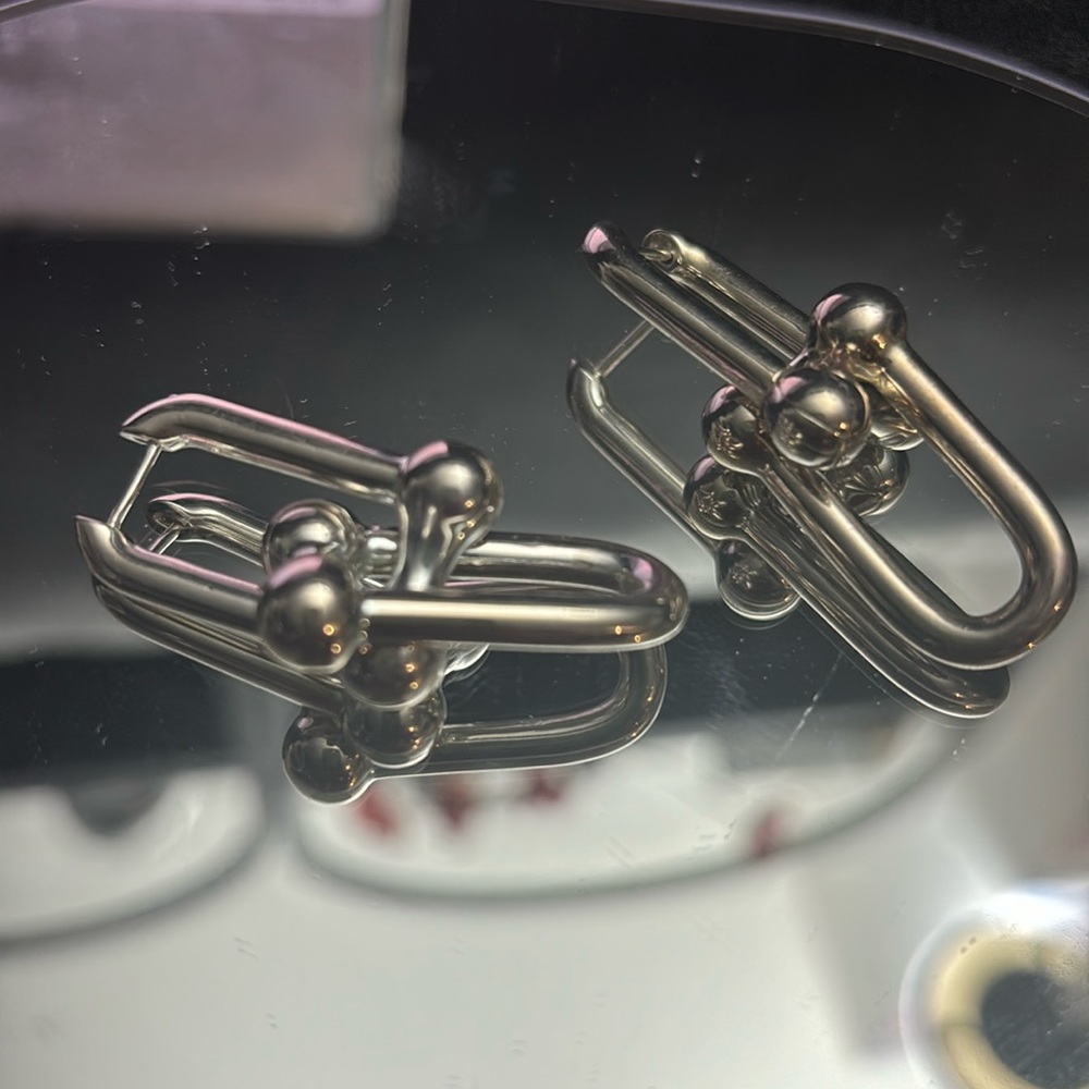 925 link ear rings  a bit off color because long time no use and it is silver .
